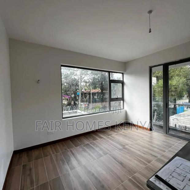 5bdrm Townhouse/Terrace in Lavington Green for sale