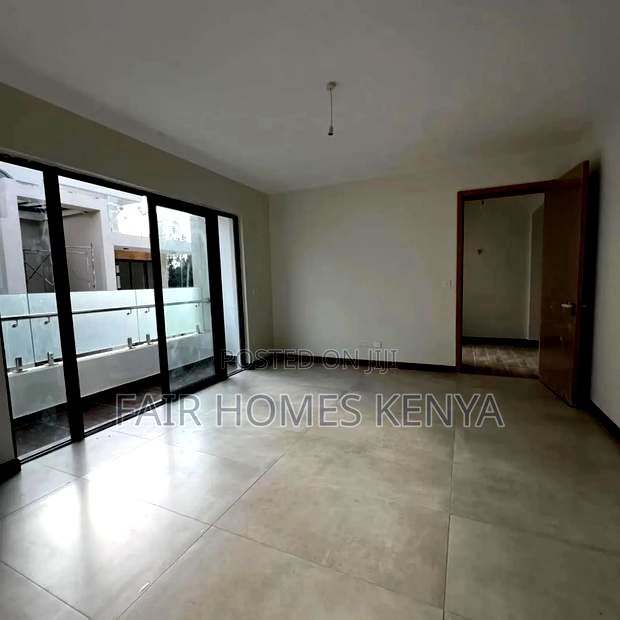 5bdrm Townhouse/Terrace in Lavington Green for sale