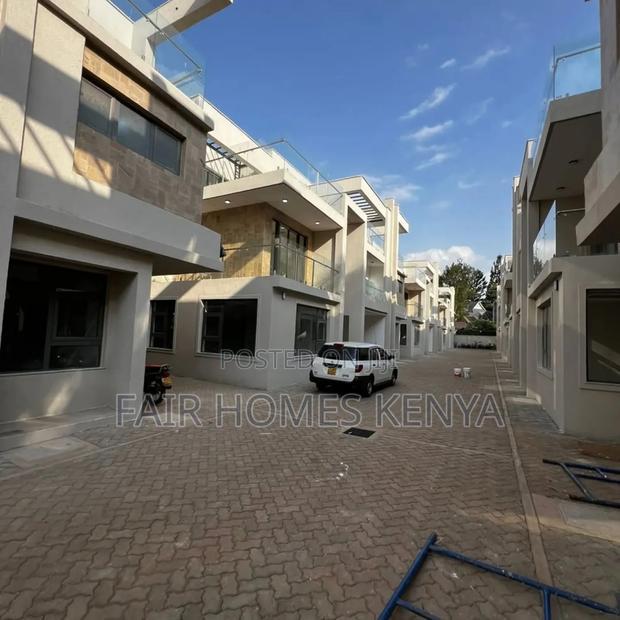 5bdrm Townhouse/Terrace in Lavington Green for sale