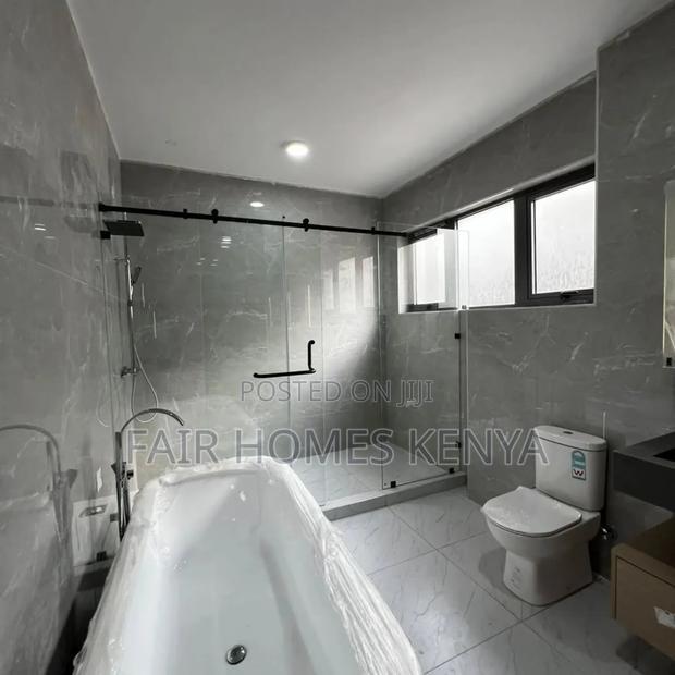 5bdrm Townhouse/Terrace in Lavington Green for sale