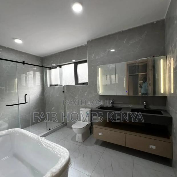 5bdrm Townhouse/Terrace in Lavington Green for sale