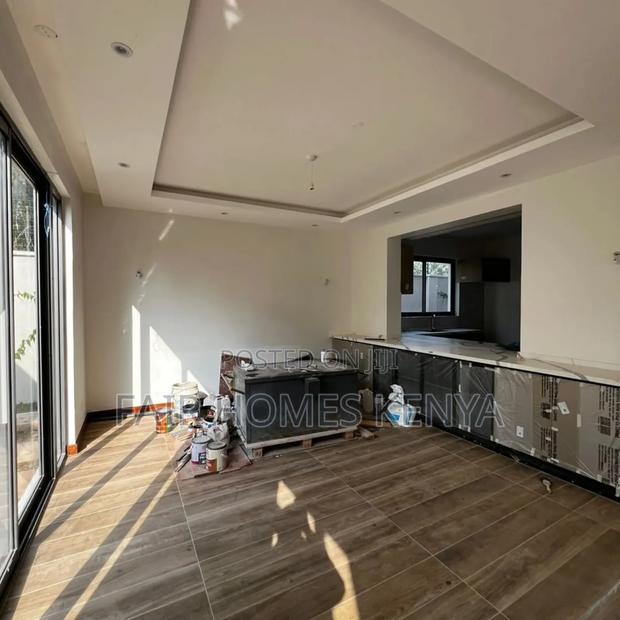 5bdrm Townhouse/Terrace in Lavington Green for sale