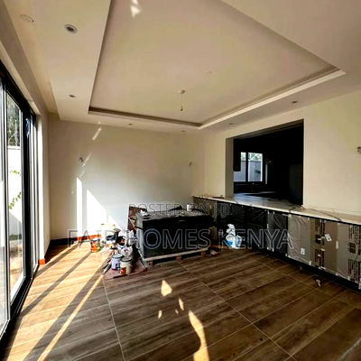 5bdrm Townhouse/Terrace in Lavington Green for sale - Image 2