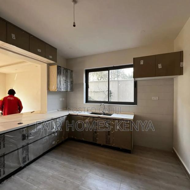 5bdrm Townhouse/Terrace in Lavington Green for sale