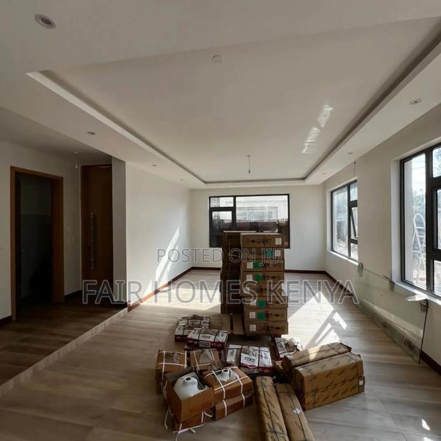 5bdrm Townhouse/Terrace in Lavington Green for sale