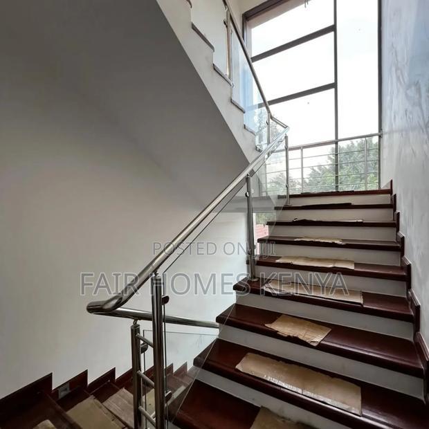 5bdrm Townhouse/Terrace in Lavington Green for sale