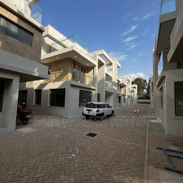 5bdrm Townhouse/Terrace in Lavington Green for sale