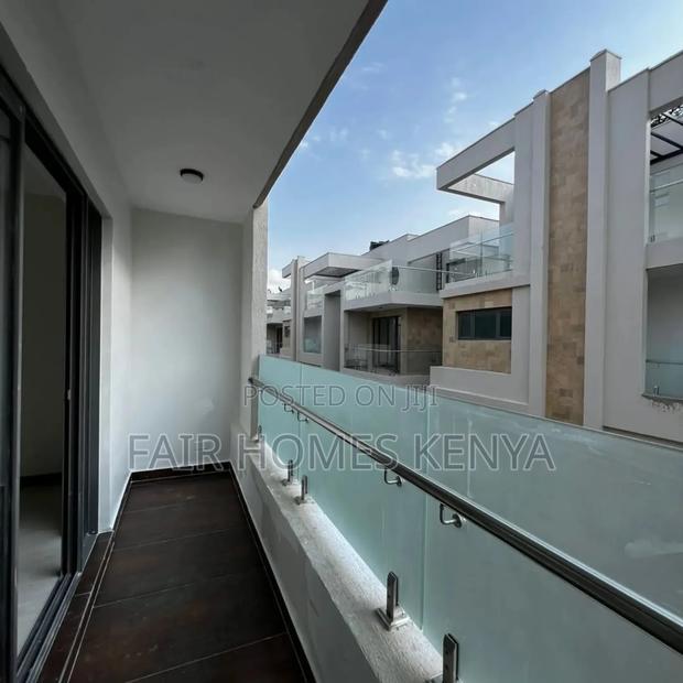 5bdrm Townhouse/Terrace in Lavington Green for sale