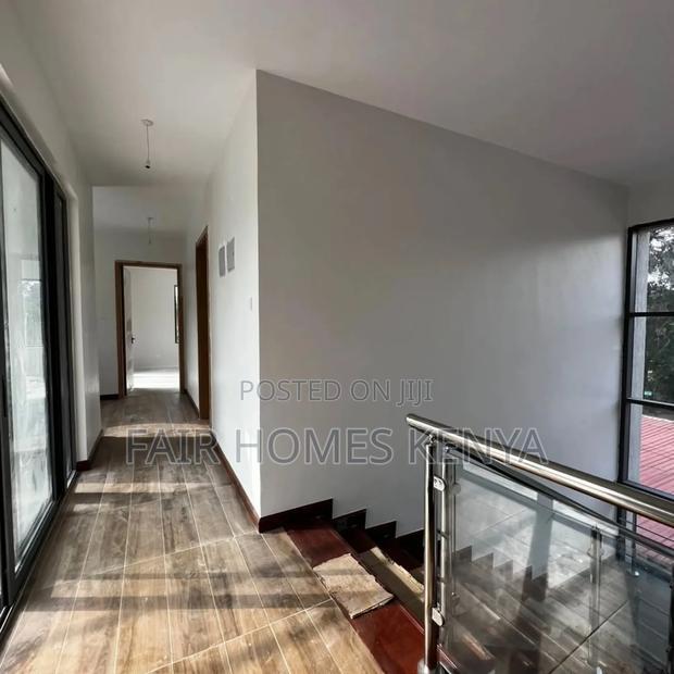 5bdrm Townhouse/Terrace in Lavington Green for sale