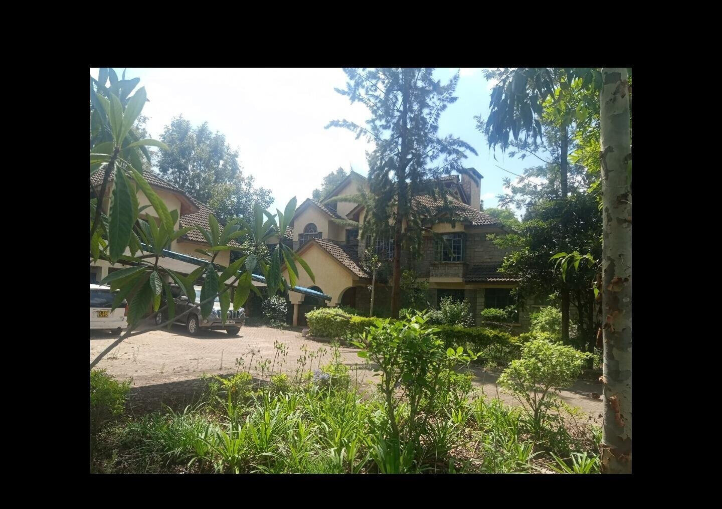 Executive 5-Ensuite Townhouse on 0.6 Acres with DSQ – Karen