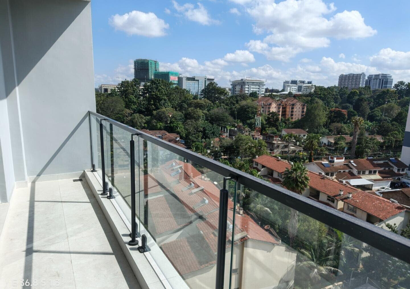 3 Ensuite Bedrooms with Closed Kitchen & Gym - Spring Valley