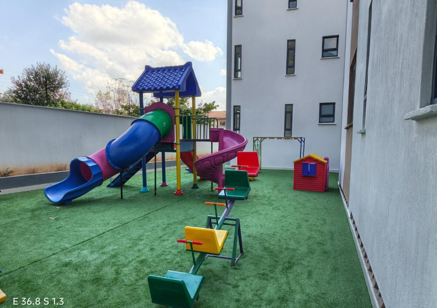 3 Ensuite Bedrooms with Closed Kitchen & Gym - Spring Valley