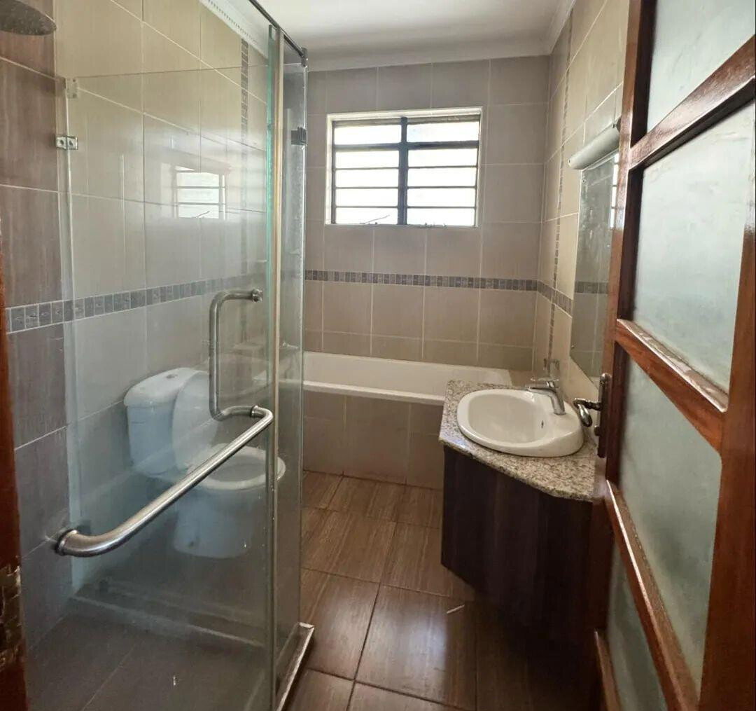 5BR Townhouse with Study & Rooftop Terrace - Lavington