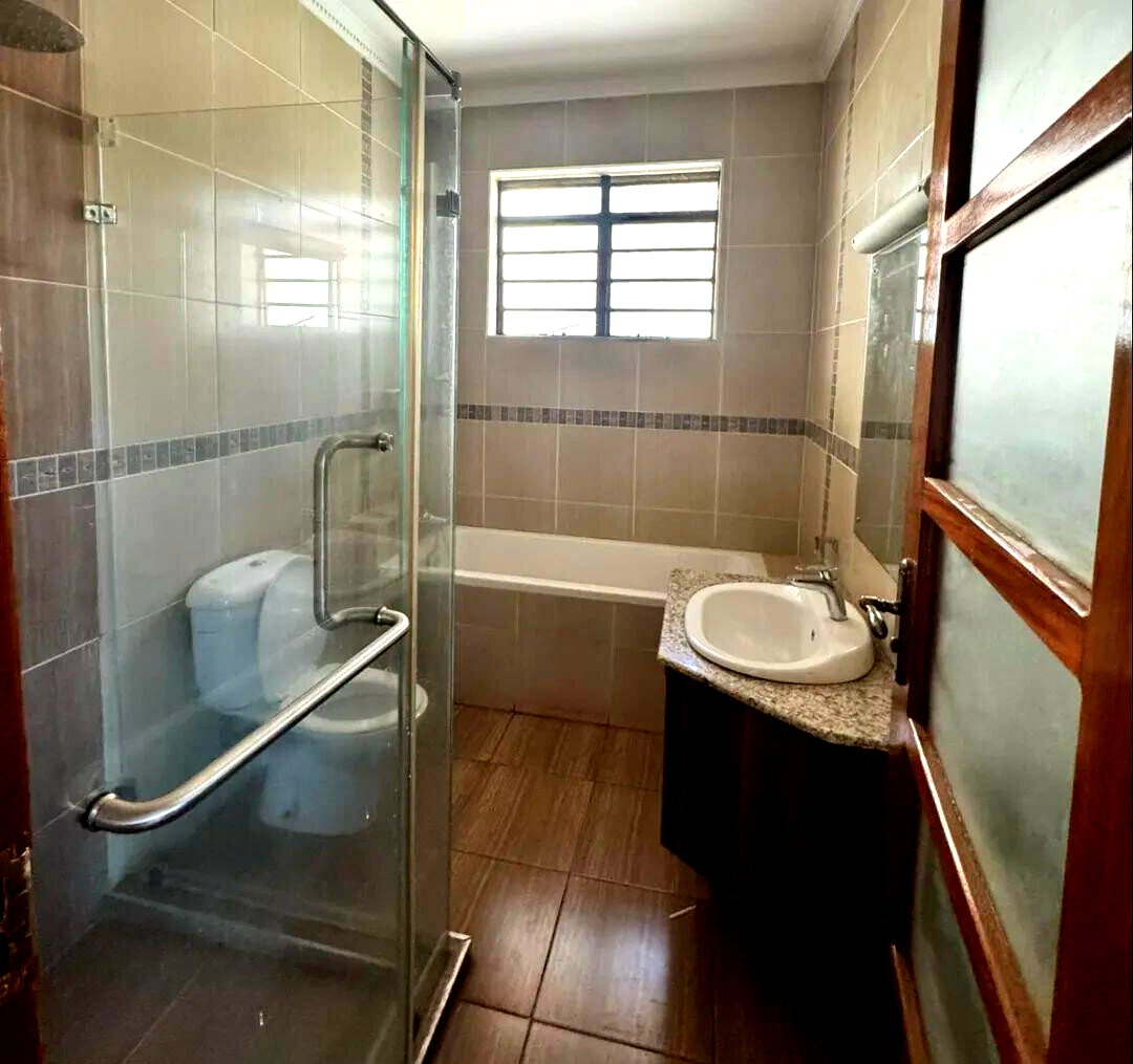 5BR Townhouse with Study & Rooftop Terrace - Lavington