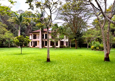 1-Acre Garden Home with Parking