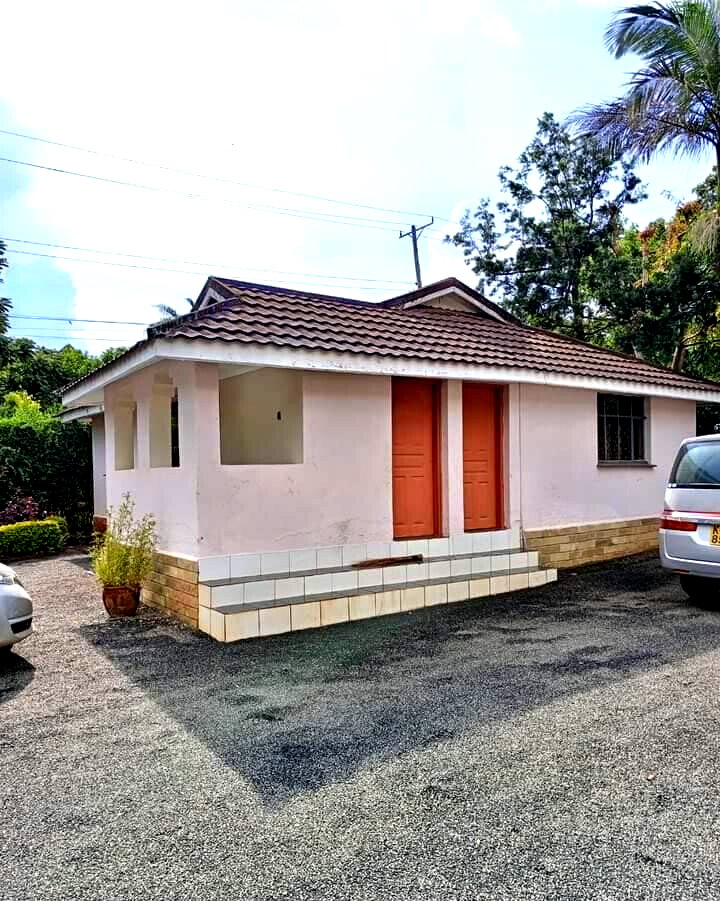 6BR All-Ensuite Maisonette with Guest House on Half-Acre - Runda