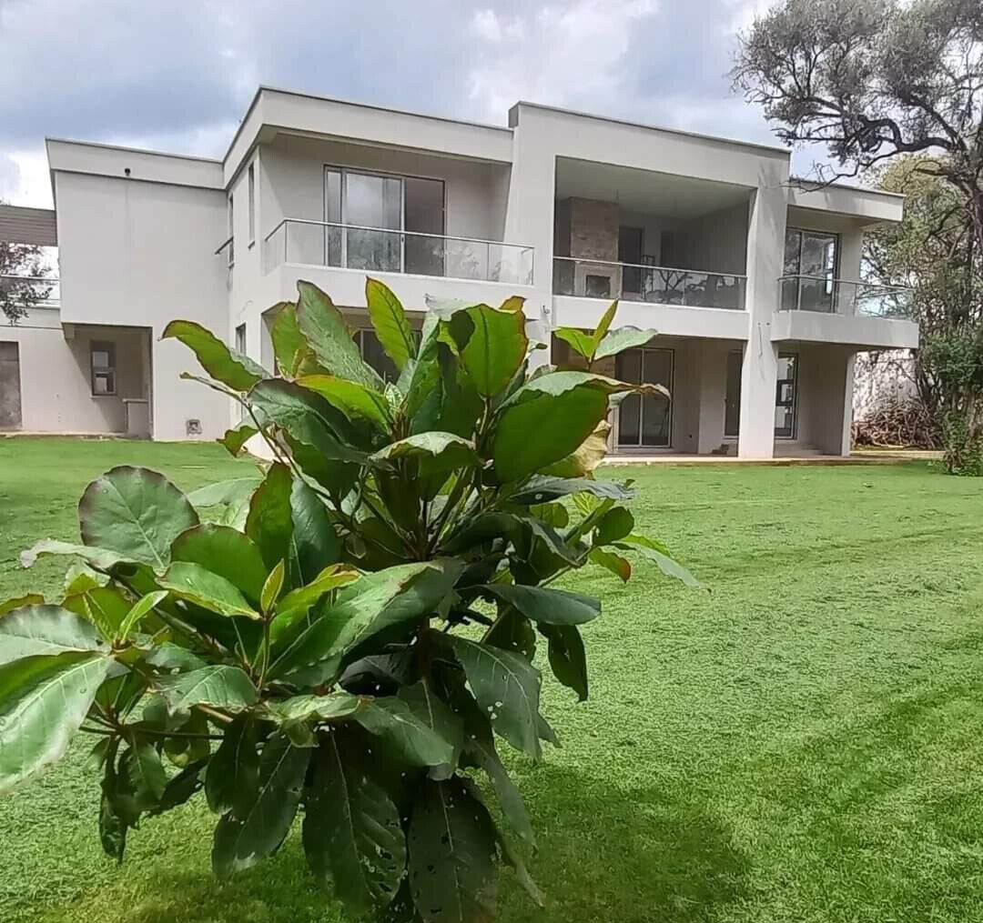 Half-Acre Townhouse with DSQ & Mature Garden – Hardy, Karen