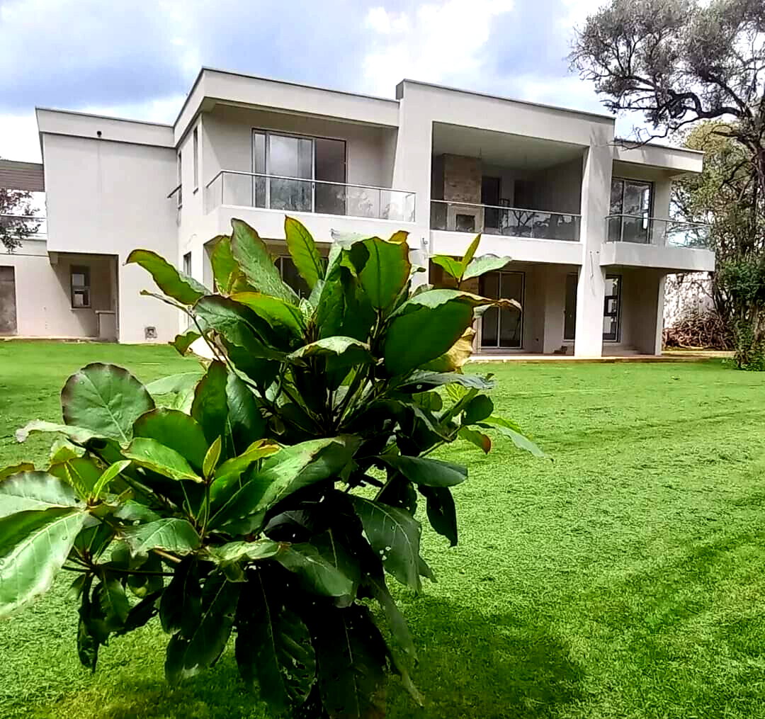 Half-Acre Townhouse with DSQ & Mature Garden – Hardy, Karen
