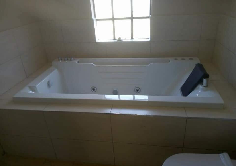 4 En-Suite Bedrooms with Jacuzzi & Bamboo Flooring - Kitisuru