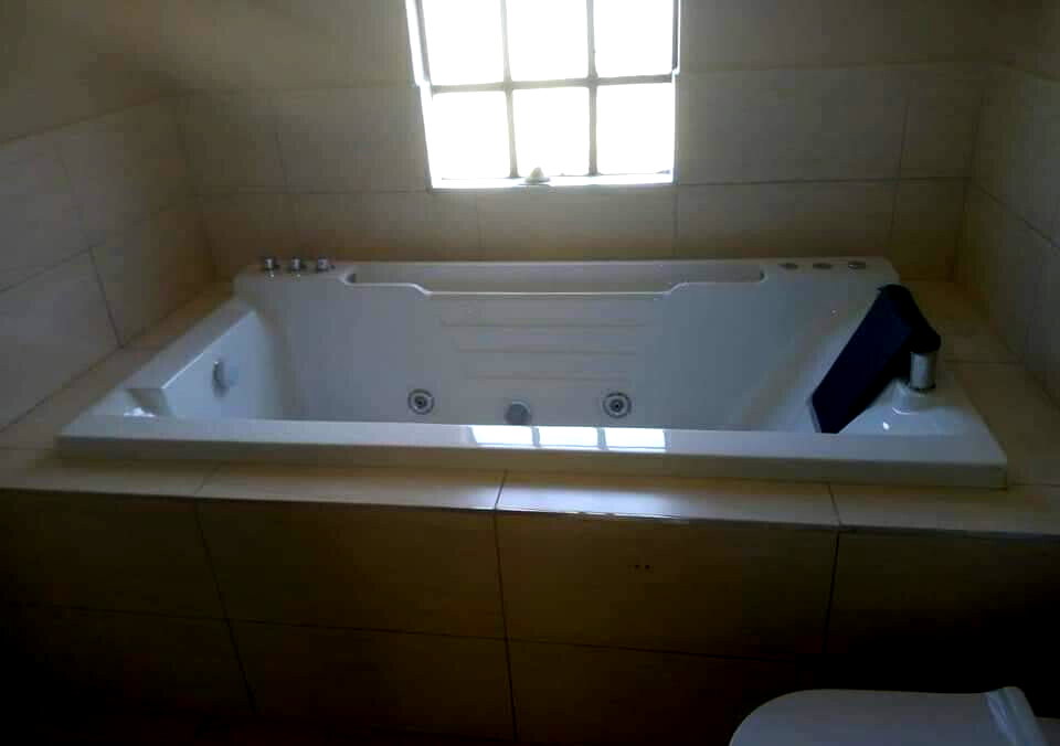 4 En-Suite Bedrooms with Jacuzzi & Bamboo Flooring - Kitisuru