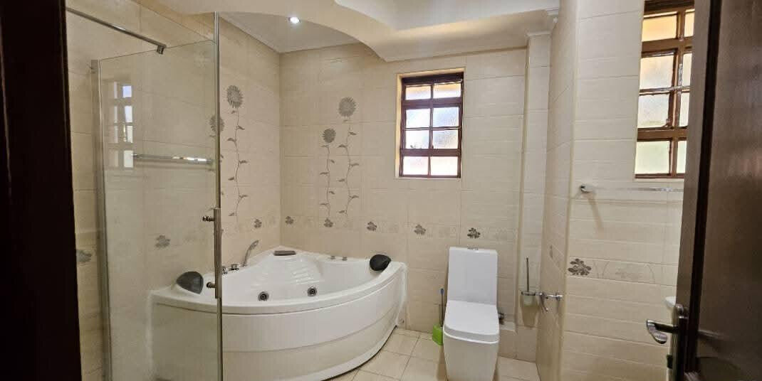 Executive 5BR All-Ensuite Townhouse with Pool & DSQ - Old Runda