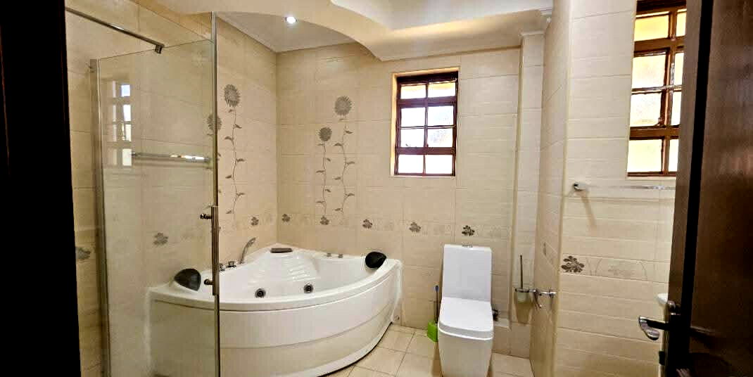 Executive 5BR All-Ensuite Townhouse with Pool & DSQ - Old Runda