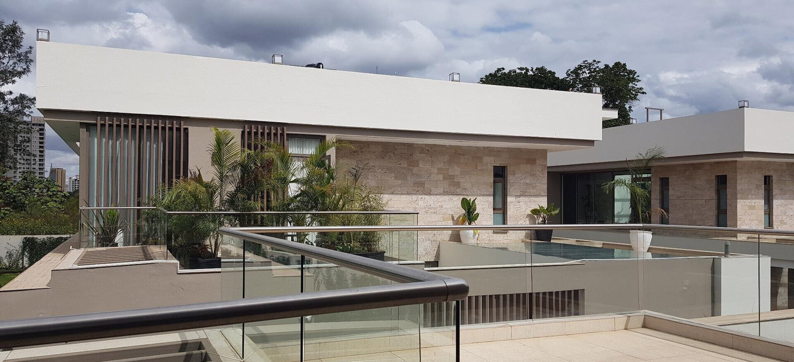 Quiet 5-Bed Townhouse with Fireplace & DSQ - Lavington