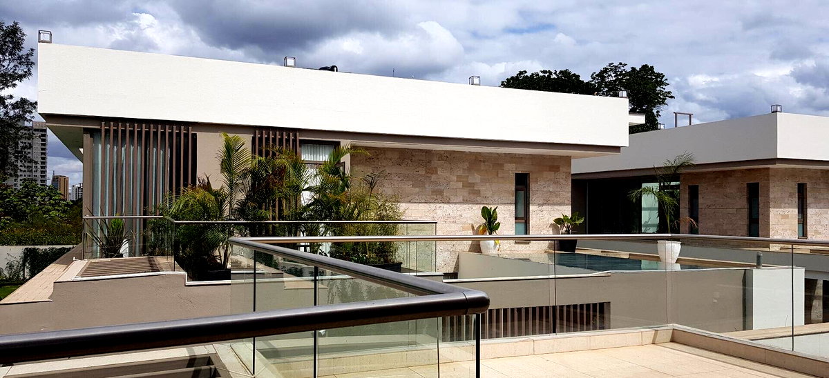 Quiet 5-Bed Townhouse with Fireplace & DSQ - Lavington