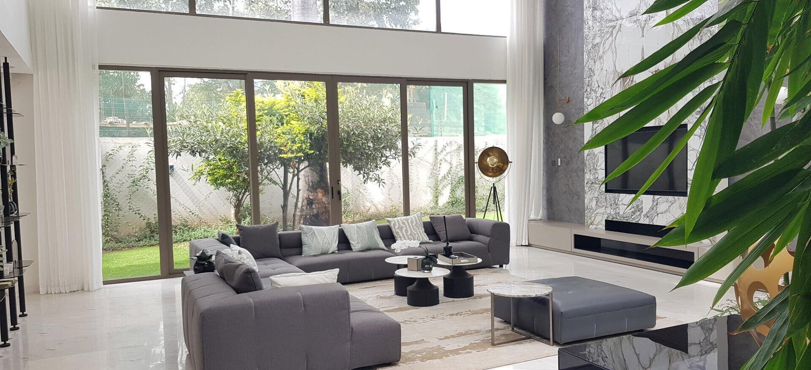 Quiet 5-Bed Townhouse with Fireplace & DSQ - Lavington