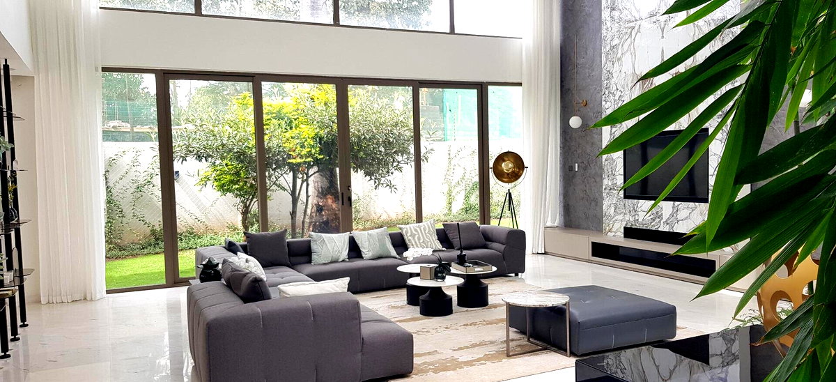 Quiet 5-Bed Townhouse with Fireplace & DSQ - Lavington