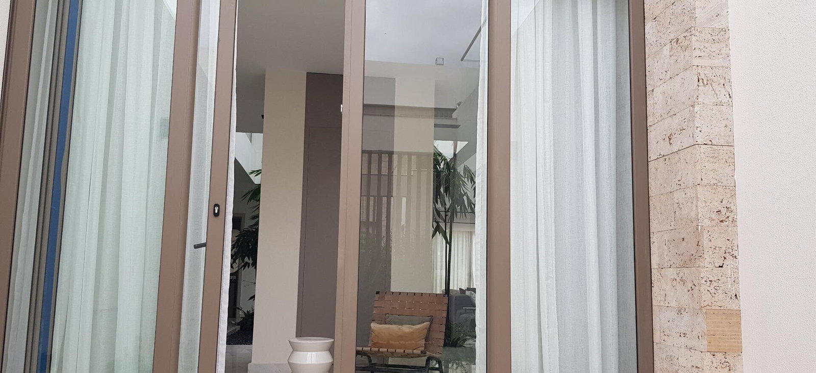 Quiet 5-Bed Townhouse with Fireplace & DSQ - Lavington