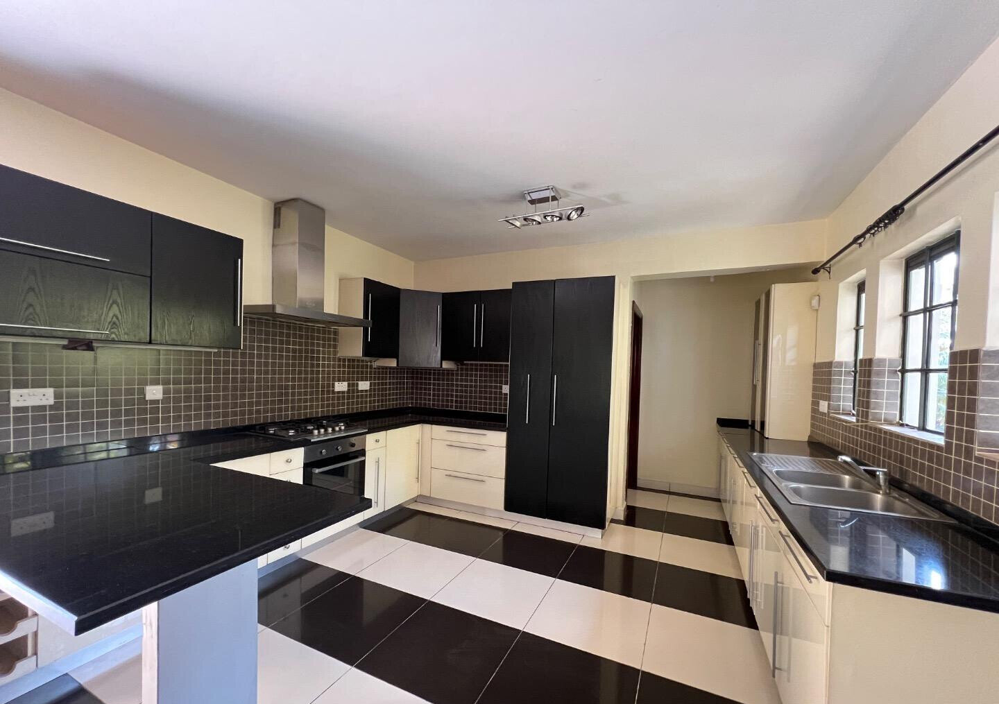 4BR All-Ensuite Townhouse with Private Sauna & Gym - Runda