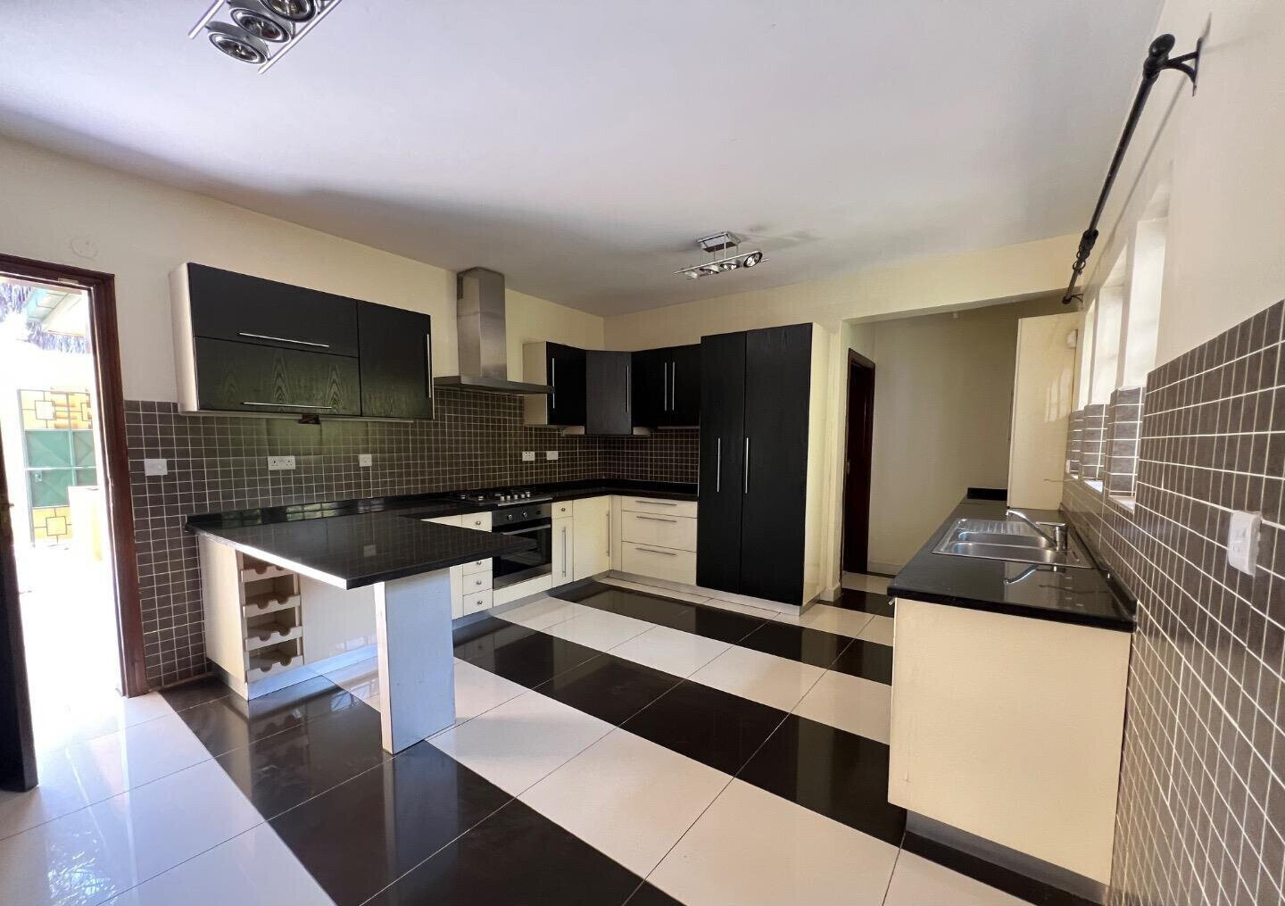 4BR All-Ensuite Townhouse with Private Sauna & Gym - Runda