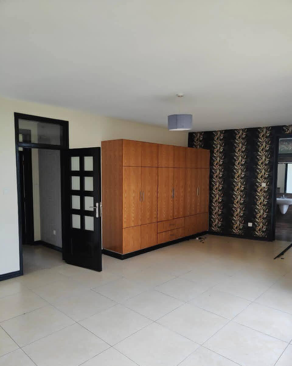 5-Ensuite Villa with Sunken Lounge & Man-Made Dam – Karen