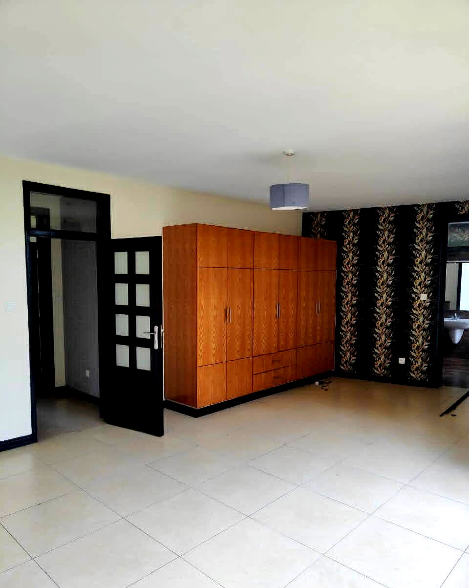 5-Ensuite Villa with Sunken Lounge & Man-Made Dam – Karen