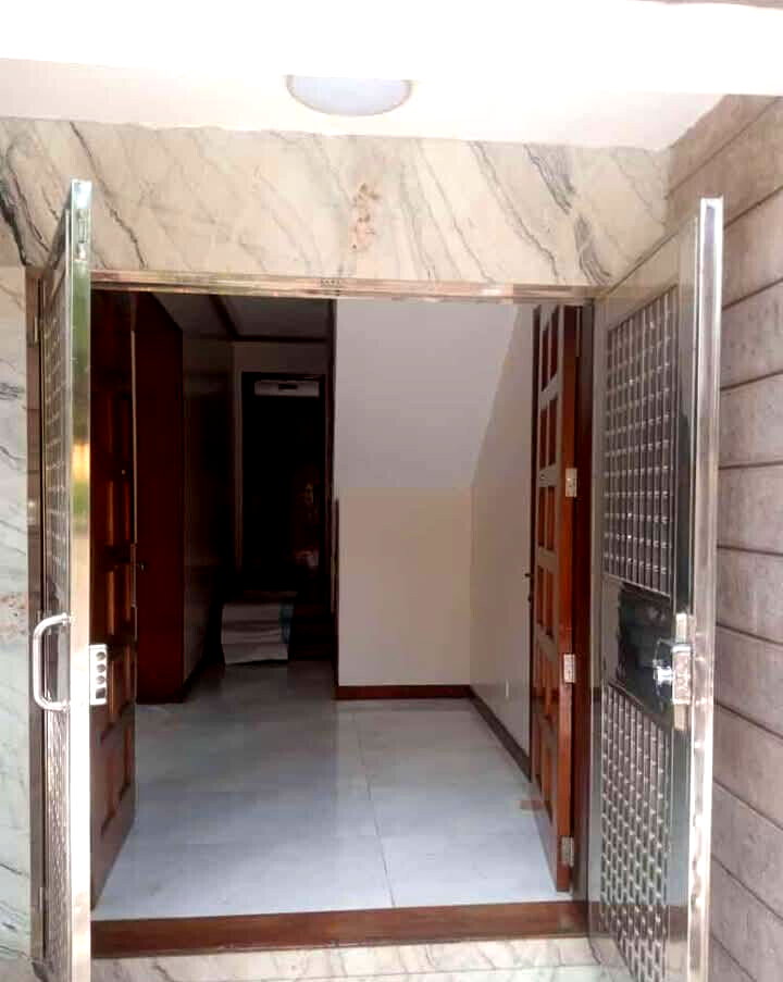 4-Ensuite Townhouse with Fireplace & Private Garden - Westlands