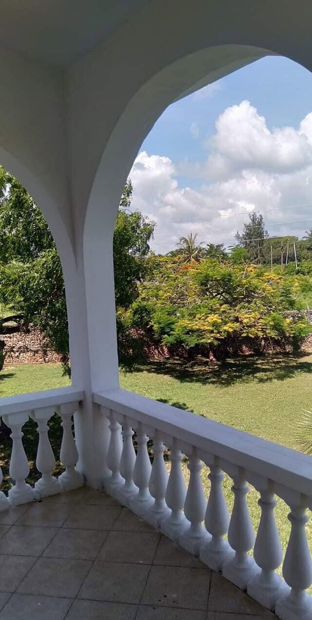 Half-Acre Townhouse with Pool & Clean Title - Shanzu