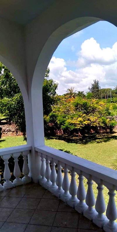 Half-Acre Townhouse with Pool & Clean Title - Shanzu