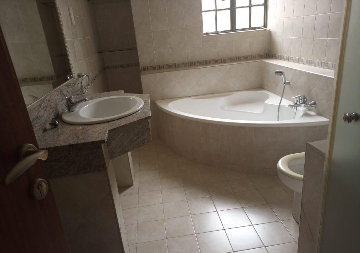 5-Ensuite Townhouse with Pool & DSQ - Quiet Lavington