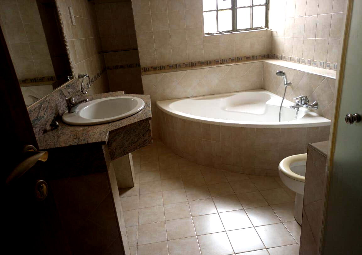 5-Ensuite Townhouse with Pool & DSQ - Quiet Lavington