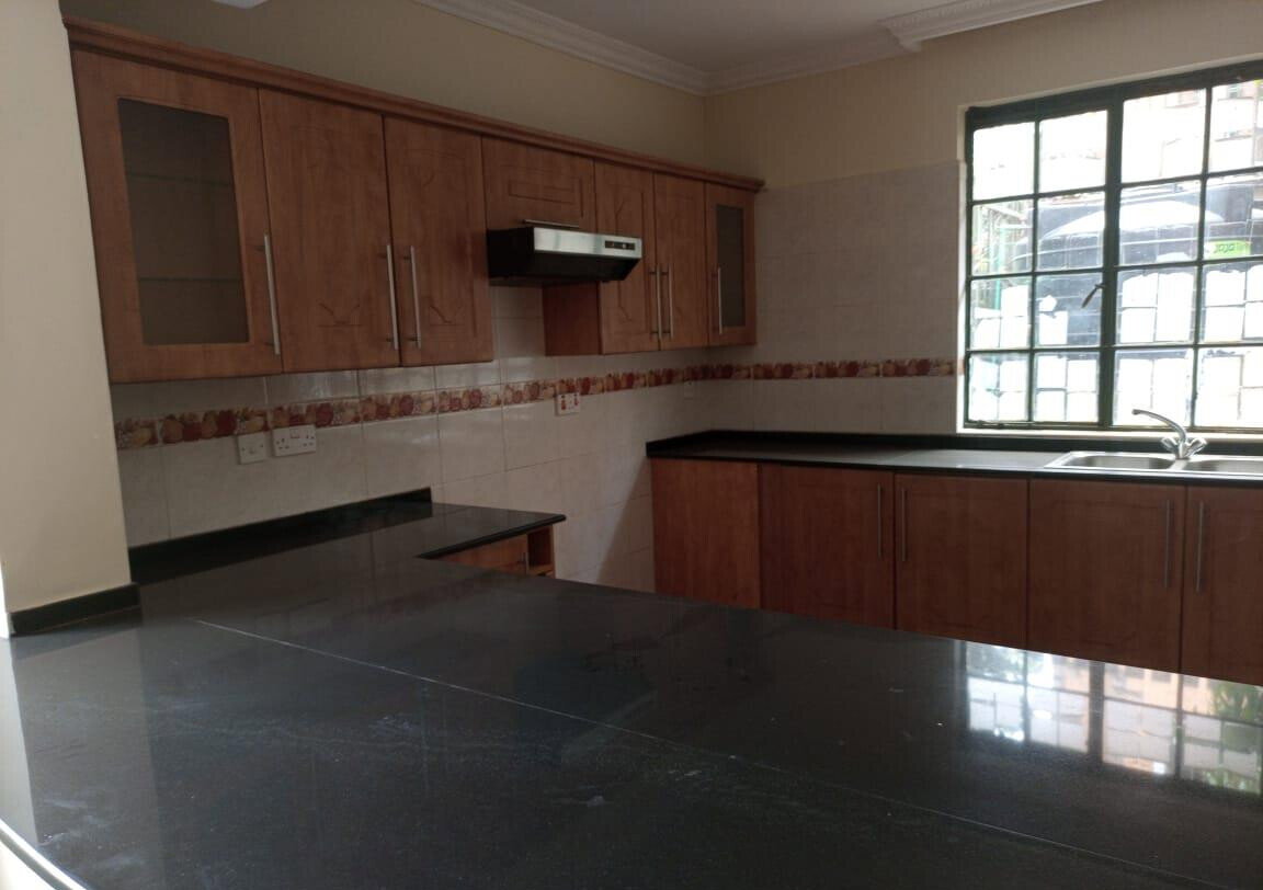5-Ensuite Townhouse with Pool & DSQ - Quiet Lavington