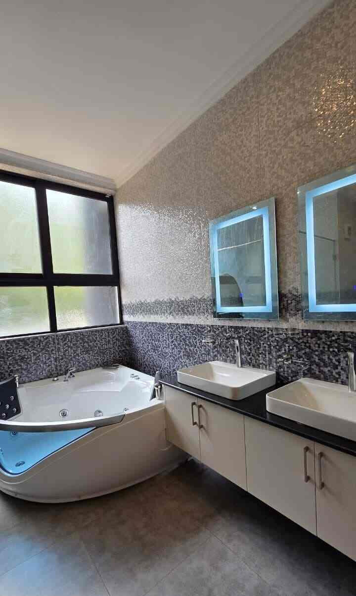 8-Bedroom Duplex with Private Garden & Clubhouse - Spring Valley