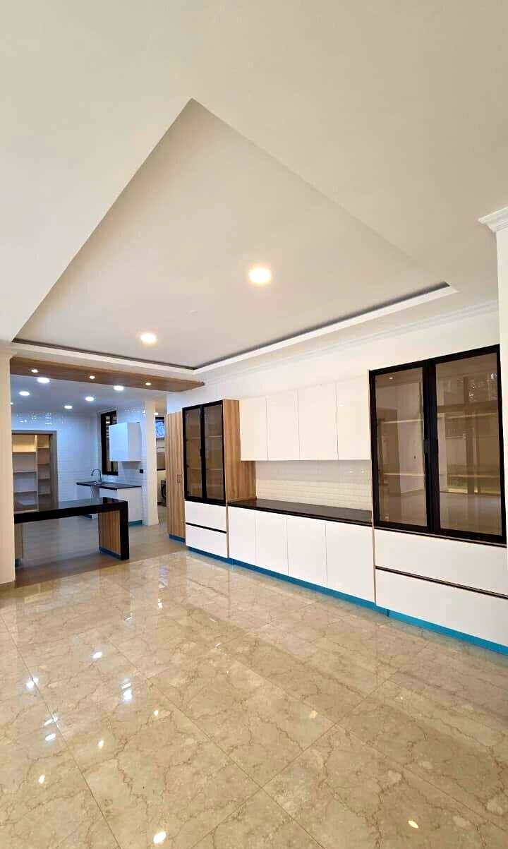 8-Bedroom Duplex with Private Garden & Clubhouse - Spring Valley