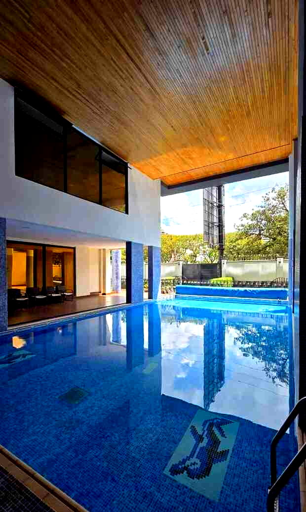 8-Bedroom Duplex with Private Garden & Clubhouse - Spring Valley