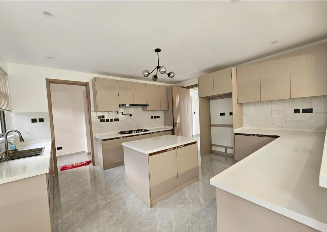 6-Bed Townhouse with Sauna, Jacuzzi & Rooftop Terrace - Lavington