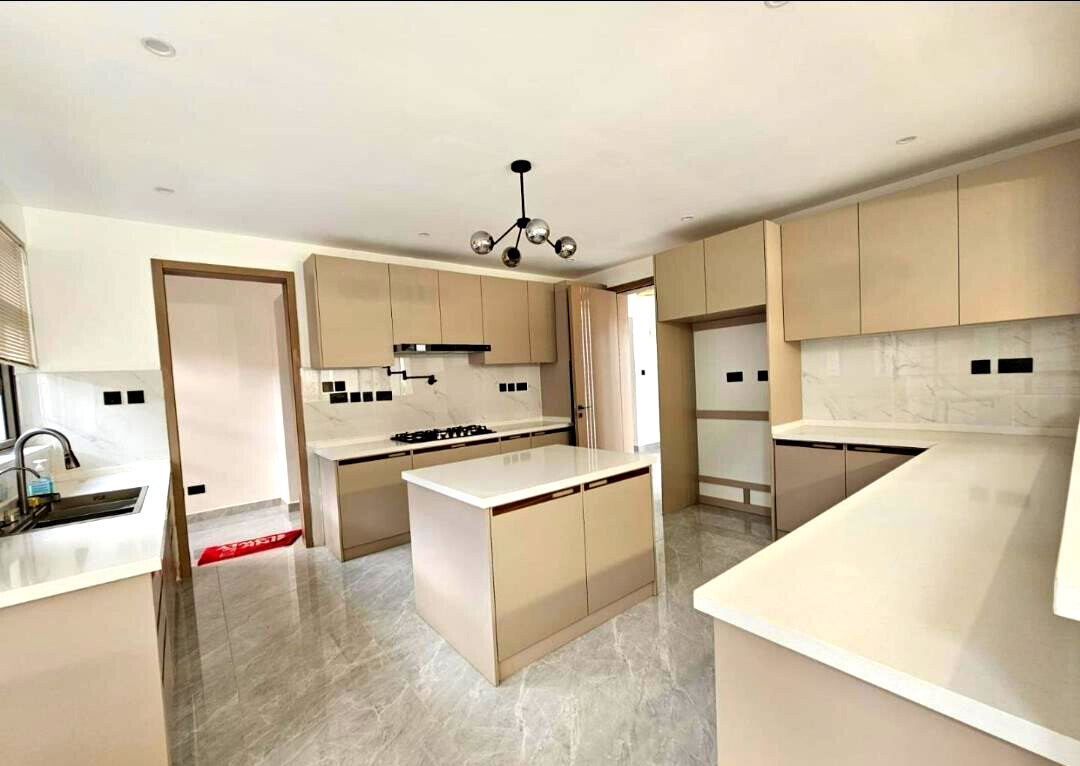 6-Bed Townhouse with Sauna, Jacuzzi & Rooftop Terrace - Lavington