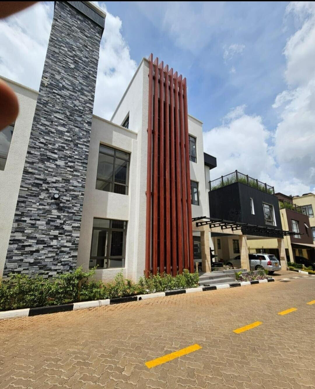 6-Bed Townhouse with Sauna, Jacuzzi & Rooftop Terrace - Lavington