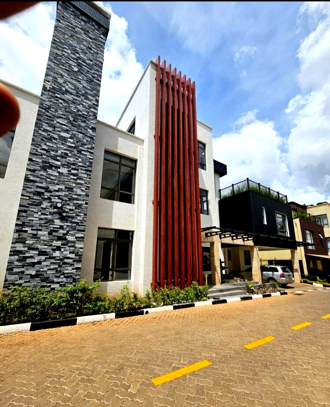 6-Bed Townhouse with Sauna, Jacuzzi & Rooftop Terrace - Lavington