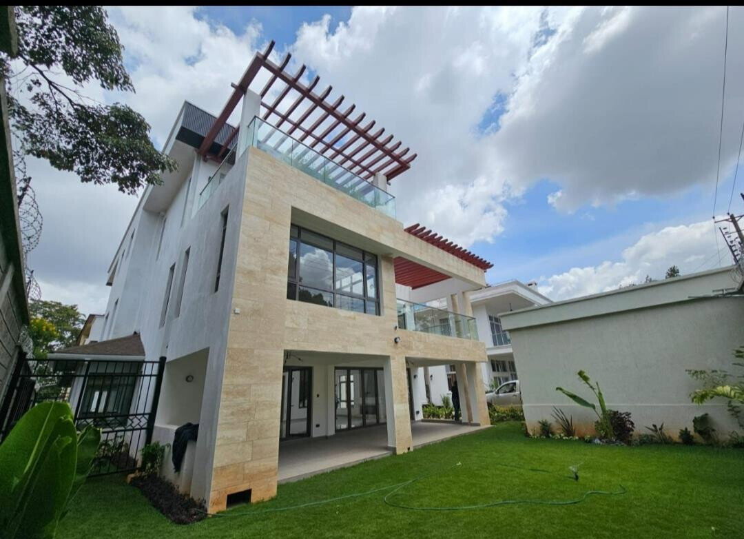 6-Bed Townhouse with Sauna, Jacuzzi & Rooftop Terrace - Lavington