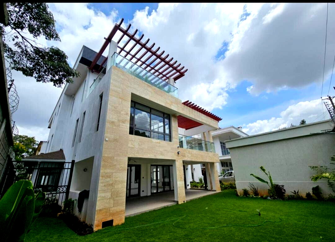 6-Bed Townhouse with Sauna, Jacuzzi & Rooftop Terrace - Lavington
